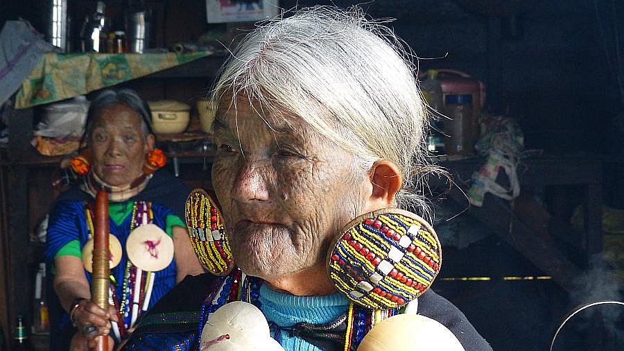 Daw Yaw Hting.in Ihrem Haus. - West-Myanmar: Land und Leute