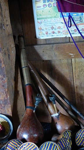 Wasserpfeifen und Ohrstecker im privaten Chin-Museum - West-Myanmar: Land und Leute