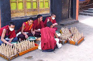 2006 - Herstellen von Butterteig-Sklupturen im Tashipunpo Kloster - Zentral-Tibet: Land und Leute