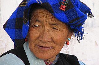 2006 - &auml;ltere Tibeterin im Tashilunpo Kloster - Zentral-Tibet: Land und Leute