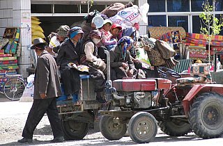 2006 - Tibeter unterwegs in Lhatse - Zentral-Tibet: Land und Leute