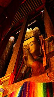 Maitreya Buddha im Maitreya Tempel - Zentral-Tibet: Sehensw&uuml;rdigkeiten
