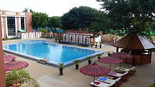 Swimmingpool des Su Tine San Palace Hotels in Bagan - Zentral-Myanmar: Essen & Schlafen