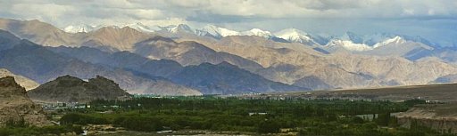 Das Indus-Tal und schneebedeckter Himalaya rund um Leh - Ladakh: Landschaft