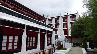 Innenhof des Lharimo Hotels in Leh - Ladakh: Essen & Schlafen