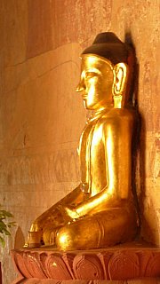 Goldener Buddha im Htilominlo Tempel in Bagan - Zentral-Myanmar: Sehensw&uuml;rdigkeiten