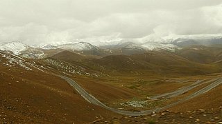 Mt. Everest hinter Wolken - Zentral-Tibet: Landschaft