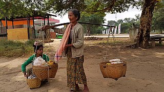 Dame aus Bagan mit mobilem Verkaufsstand - Zentral-Myanmar: Land und Leute