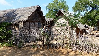 Traditionelle strohgedeckte H&auml;user bei Bagan - Zentral-Myanmar: Land und Leute
