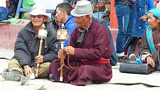 M&auml;nner mit Gebetsm&uuml;hlen - Ladakh: Land-und-Leute