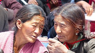 Zwei ladakhi Ladies im Gespr&auml;ch - Ladakh: Land-und-Leute
