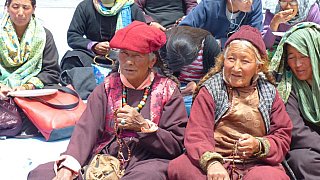 Ladahische Damen mit Gebetskette - Ladakh: Land-und-Leute