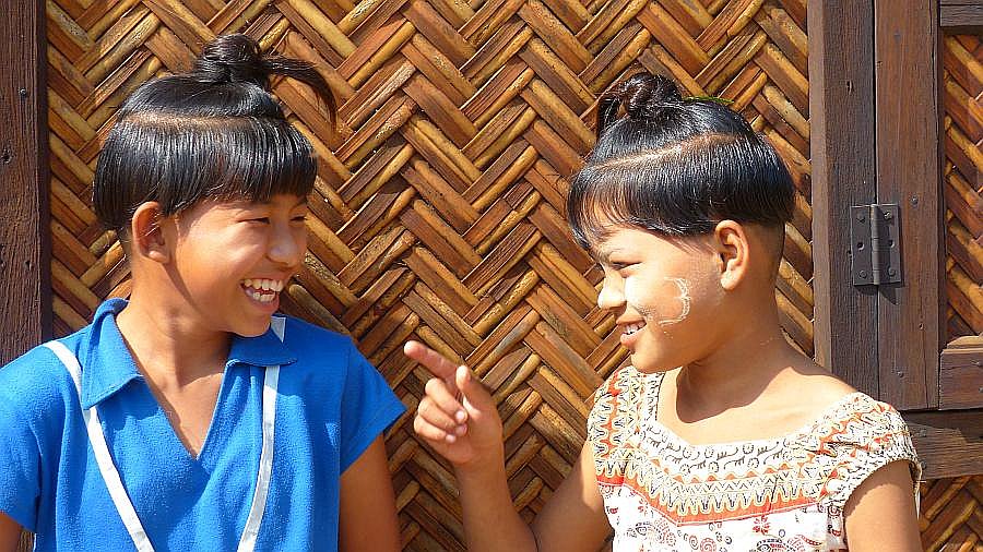 M&auml;dchen im Dorf bei Bagan - Zentral-Myanmar: Land und Leute