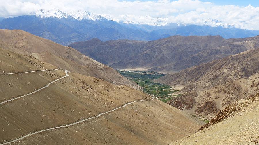 Serpentinen den Steilhang hinauf - Ladakh: Landschaft