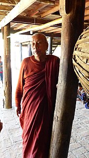 M&ouml;nch im Dorf bei Bagan - Zentral-Myanmar: Land und Leute