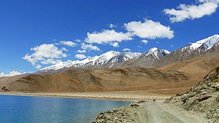 Stra&szlig;e entlang des Pagong Tso - Ladakh: Landschaft