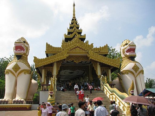 Aufgang zur Shwedagon Pagode in Yangon - Zentral-Myanmar: Sehensw&uuml;rdigkeiten