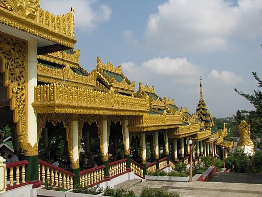 S&uuml;dlicher Aufgang zur Shwedagon Pagode in Yangon - Zentral-Myanmar: Sehensw&uuml;rdigkeiten