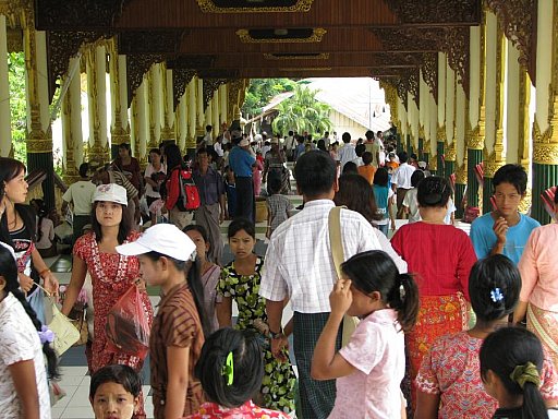 Pilger str&ouml;hmen zur Shwedagon Pagode - Zentral-Myanmar: Sehensw&uuml;rdigkeiten