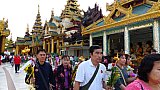 Pilger umwandern die Shwedagon Pagode in Yangon - Zentral-Myanmar: Land und Leute