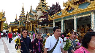 Pilger umwandern die Shwedagon Pagode in Yangon - Zentral-Myanmar: Land und Leute