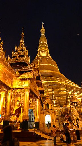 Leuchtende Shwedagon Pagode vor dem Nachthimmel - Zentral-Myanmar: Sehensw&uuml;rdigkeiten