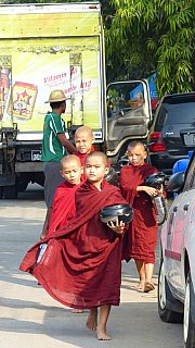 Novizen auf morgentlichem Bettelgang - Zentral-Myanmar: Land und Leute