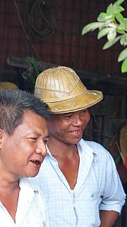 Zwei M&auml;nner in eine der Au&szlig;enbezirke in Yangon - Zentral-Myanmar: Land und Leute