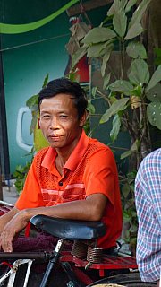 Fahrradrikscha-Fahrer in den Au&szlig;enbezirken in Yangon - Zentral-Myanmar: Land und Leute