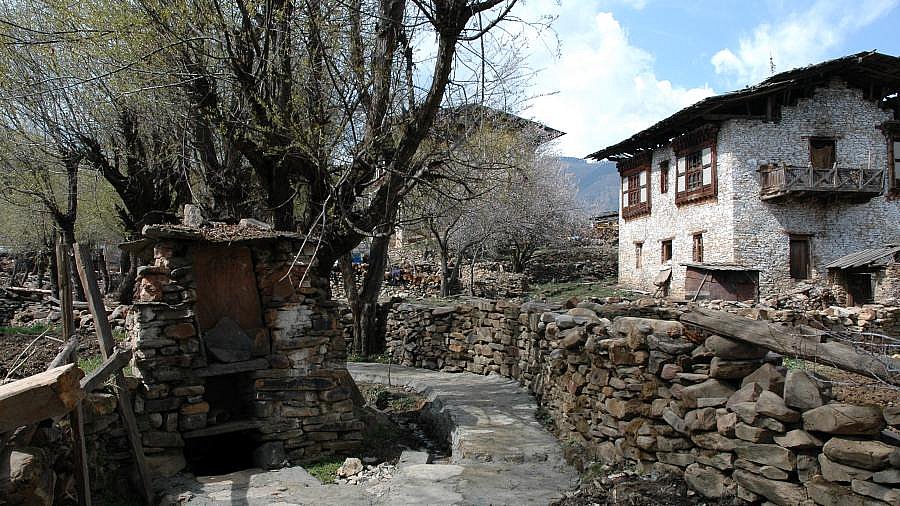 Urige H&auml;user im Ura-Tal in Bumthang - Zentral-Bhutan: Land und Leute
