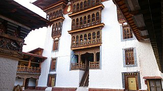 Innenhof im Punakha Dzong - Thimphu-Punakha: Sehensw&uuml;rdigkeiten