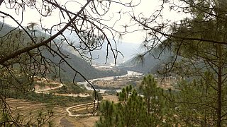 Blick &uuml;ber das n&ouml;rdliche Punakha-Tal - Thimphu-Punakha: Sehensw&uuml;rdigkeiten