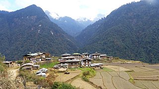 Dorf auf dem Weg von Punakha nach Gasa - Thimphu-Punakha: Landschaft