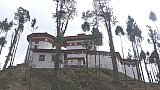 Gasa Dzong auf einem H&uuml;gel &uuml;ber Gasa - Thimphu-Punakha: Sehensw&uuml;rdigkeiten