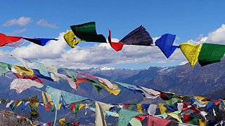 Gebetsfahnen auf dem Lowa La Pass - Zentral-Bhutan: Landschaft
