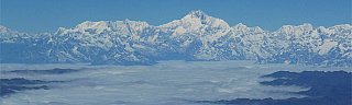 Flug entlang der schneebedeckten Eisriesen  - Paro - Haa: Landschaft