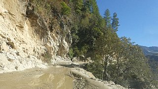 Wasser auf der Stra&szlig;e bei Trongsa - Zentral-Bhutan: Landschaft