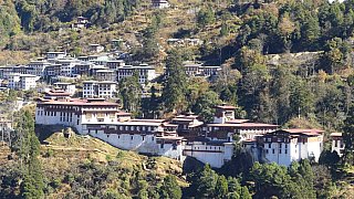 Blick auf den Trongsa Dzong und den Ort - Zentral-Bhutan: Sehensw&uuml;rdigkeiten