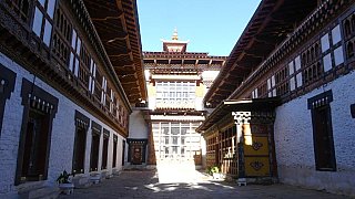 Innenhof im Trongsa Dzong - Zentral-Bhutan: Sehensw&uuml;rdigkeiten