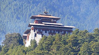 Jakar Dzong mit seinem wehrhaften Turm - Zentral-Bhutan: Sehensw&uuml;rdigkeiten