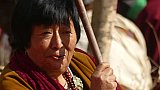 Bhutanerin beim Jakar Dzong - Zentral-Bhutan: Land und Leute