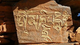 Mani-Stein aus der Mani-Mauer &uuml;ber dem Ura-Tal - Zentral-Bhutan: Landschaft