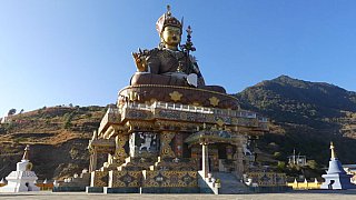 Padmasambhava-Statue hoch &uuml;ber dem Lhuentse-Tal - Ost-Bhutan: Sehensw&uuml;rdigkeiten