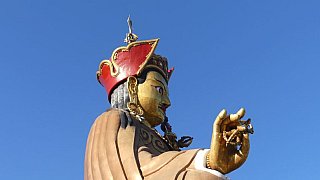 Padmasambhava Statue hoch &uuml;ber dem Tal von Lhuentse - Ost-Bhutan: Sehensw&uuml;rdigkeiten