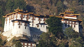 Blick auf den Lhuentse Dzong von der Talseite - Ost-Bhutan: Sehensw&uuml;rdigkeiten