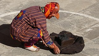 Atsaras, Narren w&auml;hrend des Klosterfestes in Bhutan - Ost-Bhutan: Lhuentse Klosterfest