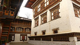 Innenhof im Mongar Dzong - Ost-Bhutan: Sehensw&uuml;rdigkeiten