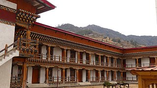 Drametse Dzong mit M&ouml;nchsklausen - Ost-Bhutan: Sehensw&uuml;rdigkeiten