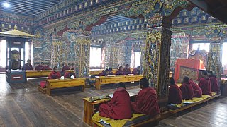 Morgengebet - Puja - im Drametse Kloster - Ost-Bhutan: Sehensw&uuml;rdigkeiten