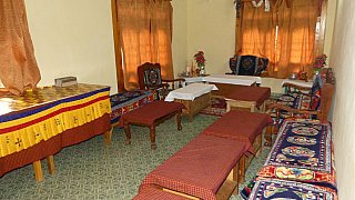Aufenthaltsraum im Farmer Guesthouse in Radhi - Ost-Bhutan: Essen & Schlafen